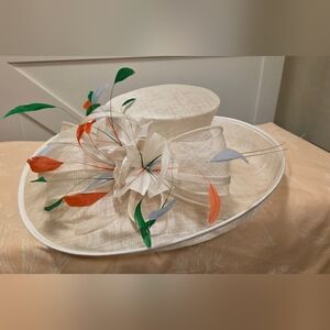 Elegant Ivory Wide-Brim Women’s Dress Hat with Floral Feather Accent